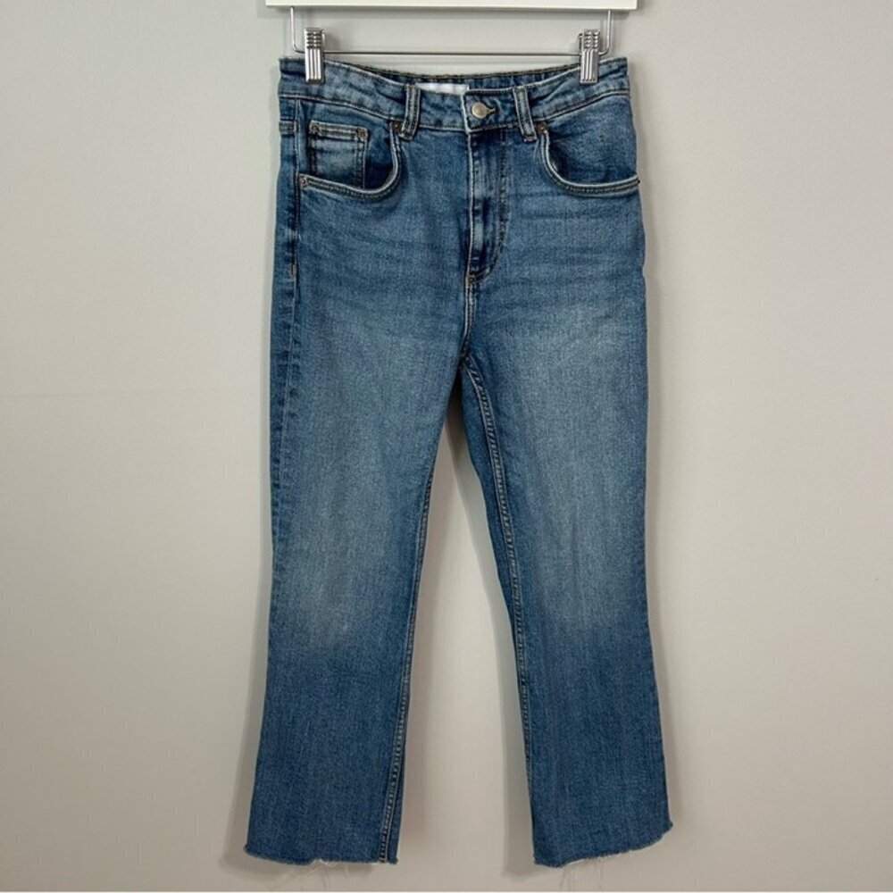 Zara Blue Cropped Flare Medium Wash Denim Jeans Women’s Size 4